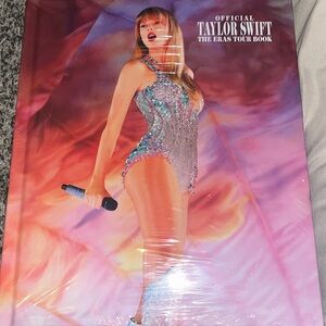 OFFICIAL TAYLOR SWIFT THE ERAS TOUR BOOK